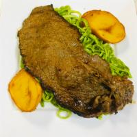 Tallarin Verde con Bistec de Carne · Green spaghetti with beef steak.
