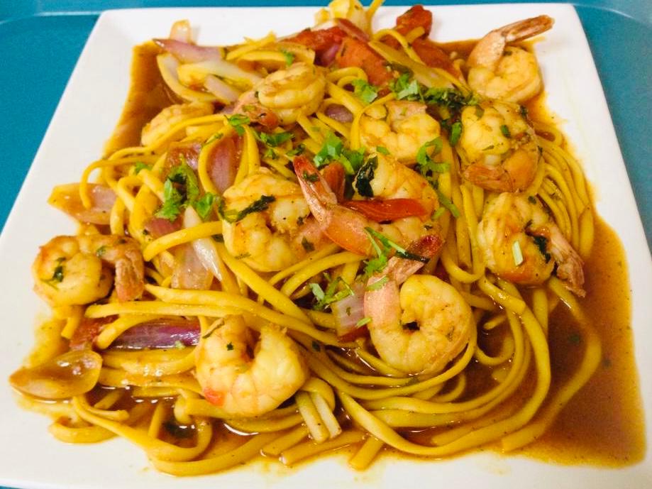 Tallarin Saltado de Camarones · Spaghetti with sauteed shrimp, onions, tomatoes and cilantro.