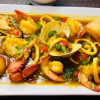 Picante de marisco · Seafood in sauce served with white rice and fried potatoes