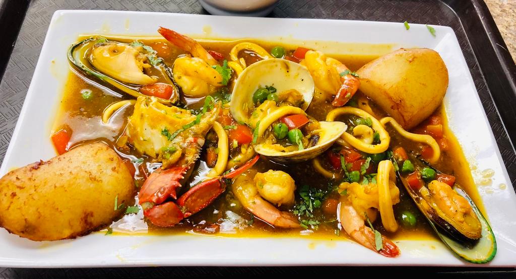 Picante de marisco · Seafood in sauce served with white rice and fried potatoes