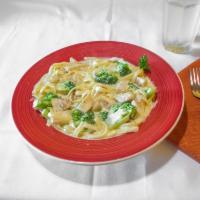 Fettuccini Da Vinci Pasta · Fresh fettuccini noodles and broccoli in a creamy Alfredo sauce and grilled chicken fillets.