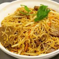 Singapore Noodle · thin rice noodles, beansprouts, carrots, scallions, egg, fried shallots, onion with curry pa...