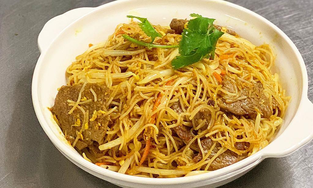Singapore Noodle · thin rice noodles, beansprouts, carrots, scallions, egg, fried shallots, onion with curry paste