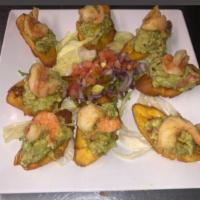 Guacatones · Tostones con guacamole y camarones. Fried plantains with guacamole and shrimp.