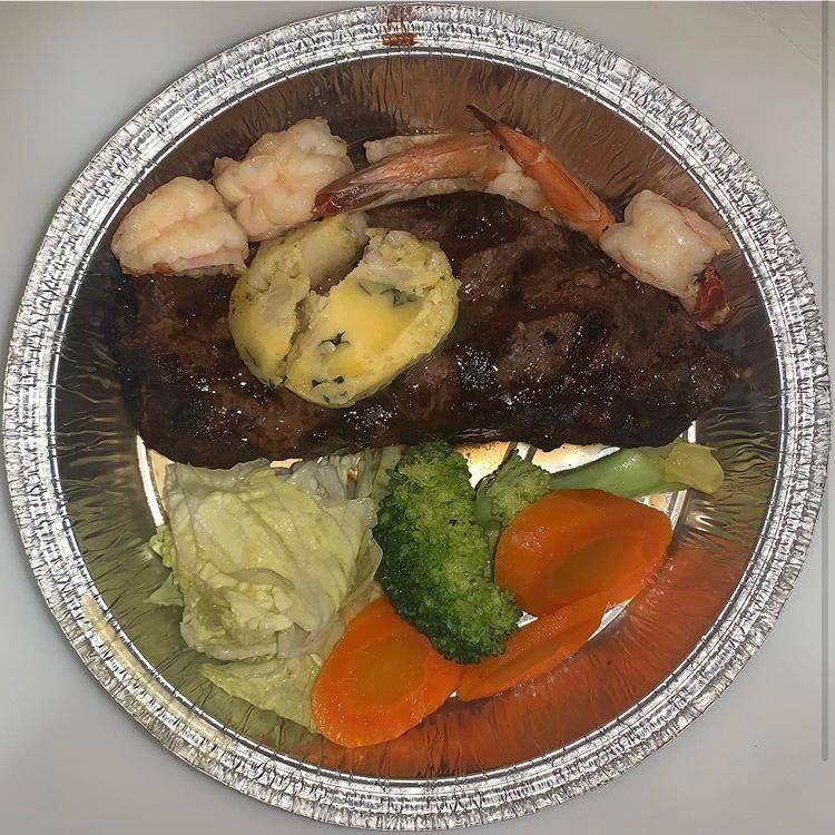 Sirloin Steak con Camarones · Sirloin steak and shrimp.