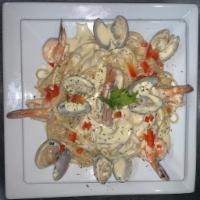 Pasta Alfredo con Camarones y Almejas · Alfredo pasta with shrimp and clams.