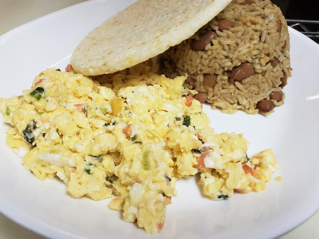 Calentado Colombiano con Huevos · Frijoles con arroz, huevos, cafe con leche and arepa o pan tostado