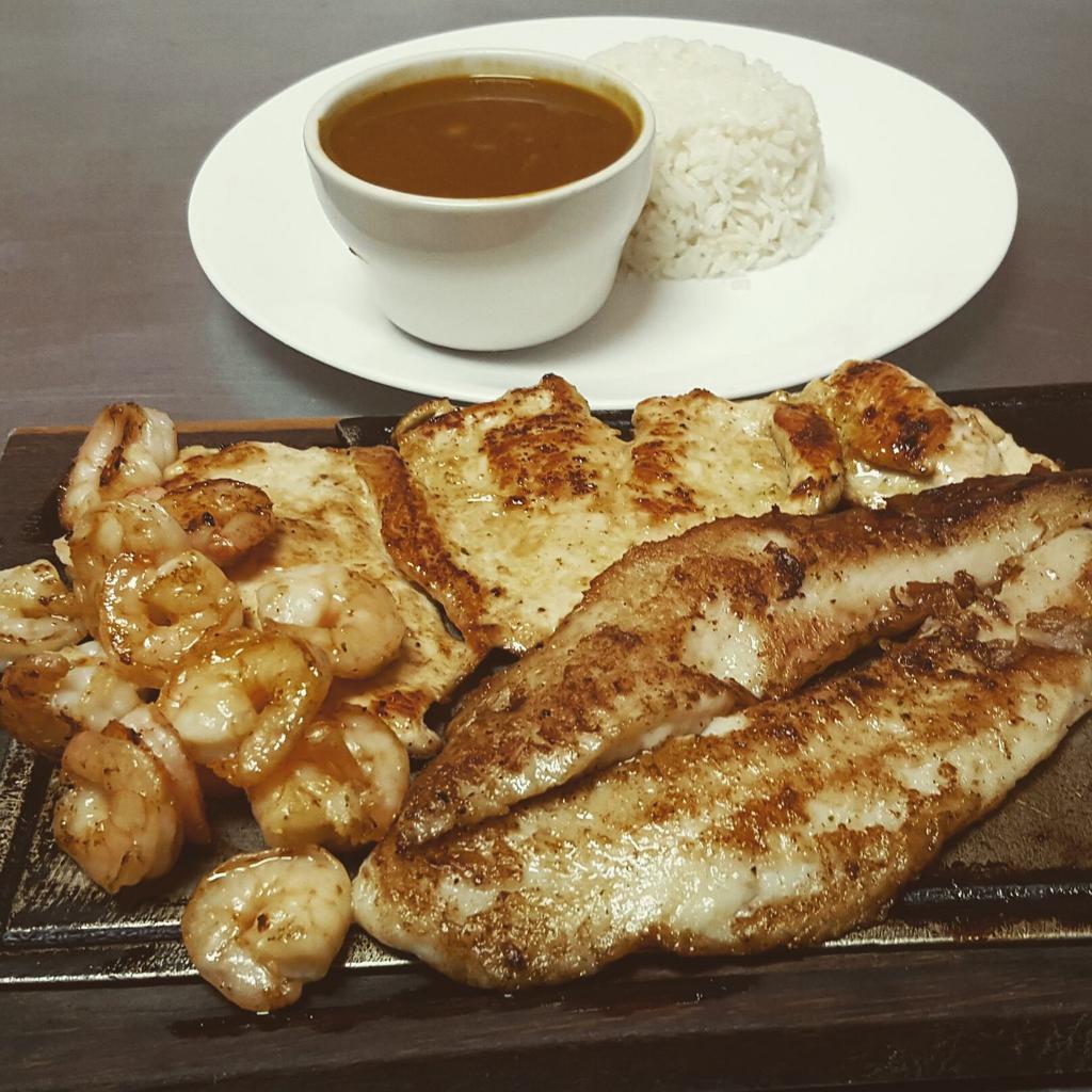 Parrillada Mixta · Grilled sampler. Gilled fish fillet, shrimp, grilled chicken, rice and red beans. Filete pescado, camarones, filete de pollo and arroz blanco y frijoles rojos.