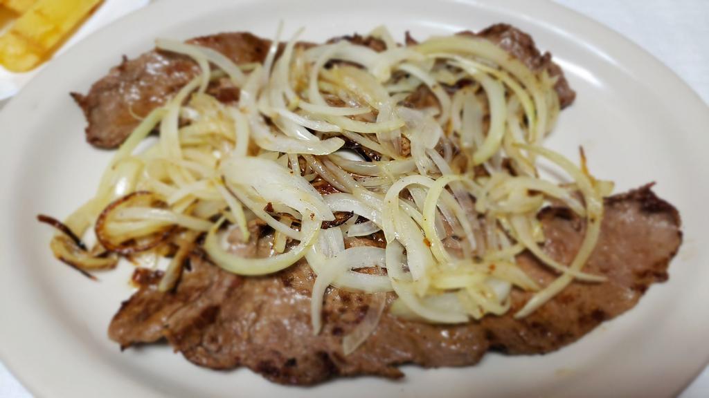 Bistec de carne Lunch · Grilled steak with onions,with rice and sweet plantains bistec de palomilla encebollado o a la plancha,con arroz y maduros.
