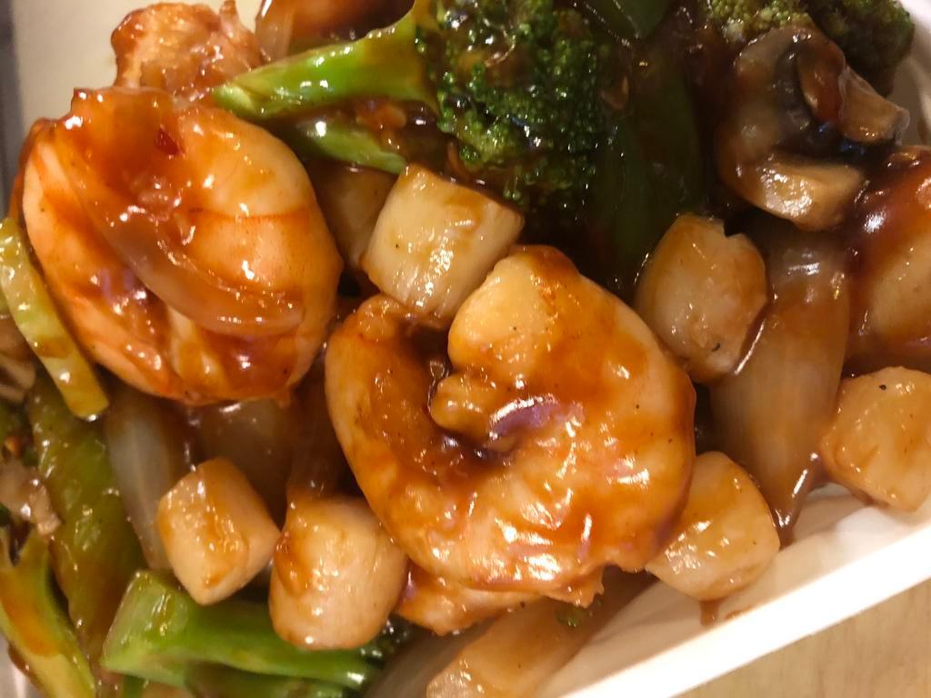 H12. Scallops and Shrimp in Garlic Sauce · Fresh scallops, jumbo shrimp and mixed vegetables in garlic sauce. With white rice. Spicy.