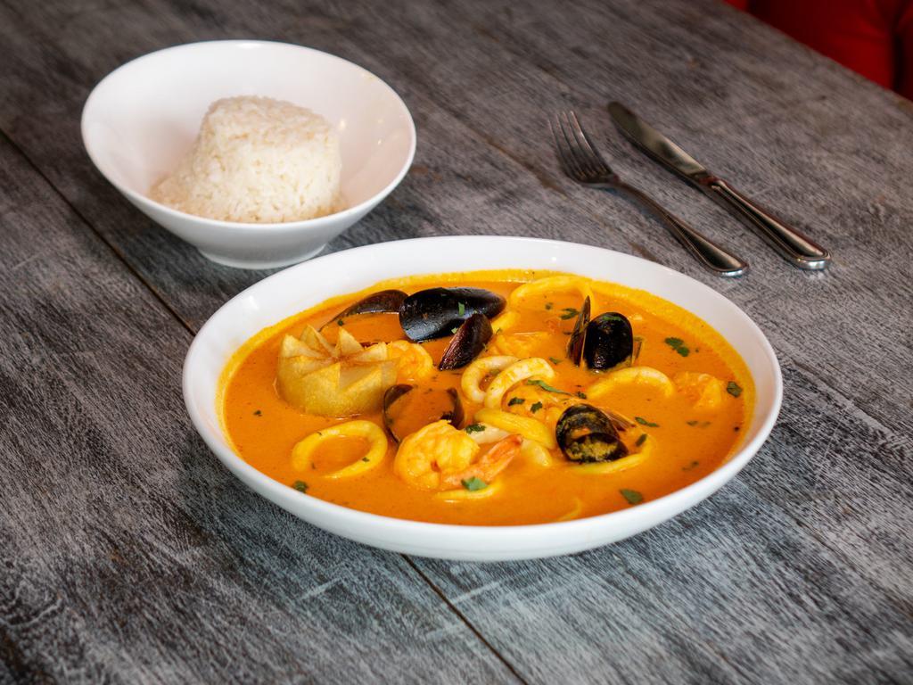 Picante de Mariscos · Seafood mix cooked in hot sauce served with white rice.