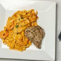 Spaghetti en Crema de Aji Panca con Camarones y Tuna Al Grill · Spaghetti in cream of aji panca accompanied by a brochette of shrimp and grilled tuna.