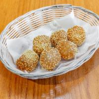 6 Sesame Balls  · Pastry made from rice flour and coated with sesame seeds.