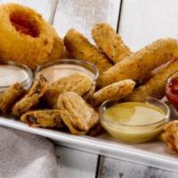Catring appetizer kids special tray · 6 pc mozzarella sticks ,6 pc chicken nuggets, 6 pc jalapeno poppers ,10 pc onion rings , Lar...