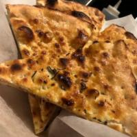 Il Cestino Pizza · Basket of focaccia baked with herbs.