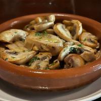 Champiñones al Jerez · Mushrooms with garlic and sherry wine.