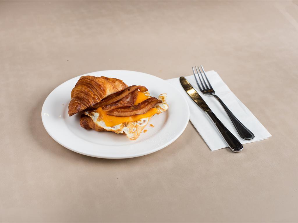 Breakfast Sandwich w/hashbrowns · Scrambled eggs, cherrywood bacon, American cheese, sesame brioche, side hashbrowns 