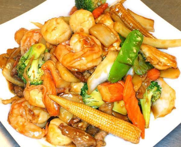 Happy Family · With beef, roasted pork, chicken, shrimp and scallop served with fresh mixed vegetables.