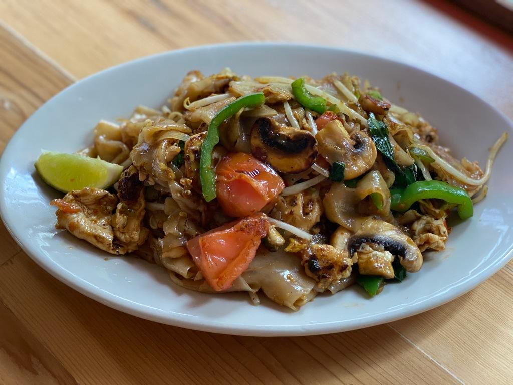 93. Drunken Noodle · Wide size rice noodles, egg, chili, bell pepper, bean sprout, mushrooms and basil. Spicy.