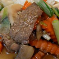 Dinner Nua Pad Mun Hoy · Stir-fried beef, carrots, green onion, white mushrooms, and oyster sauce.