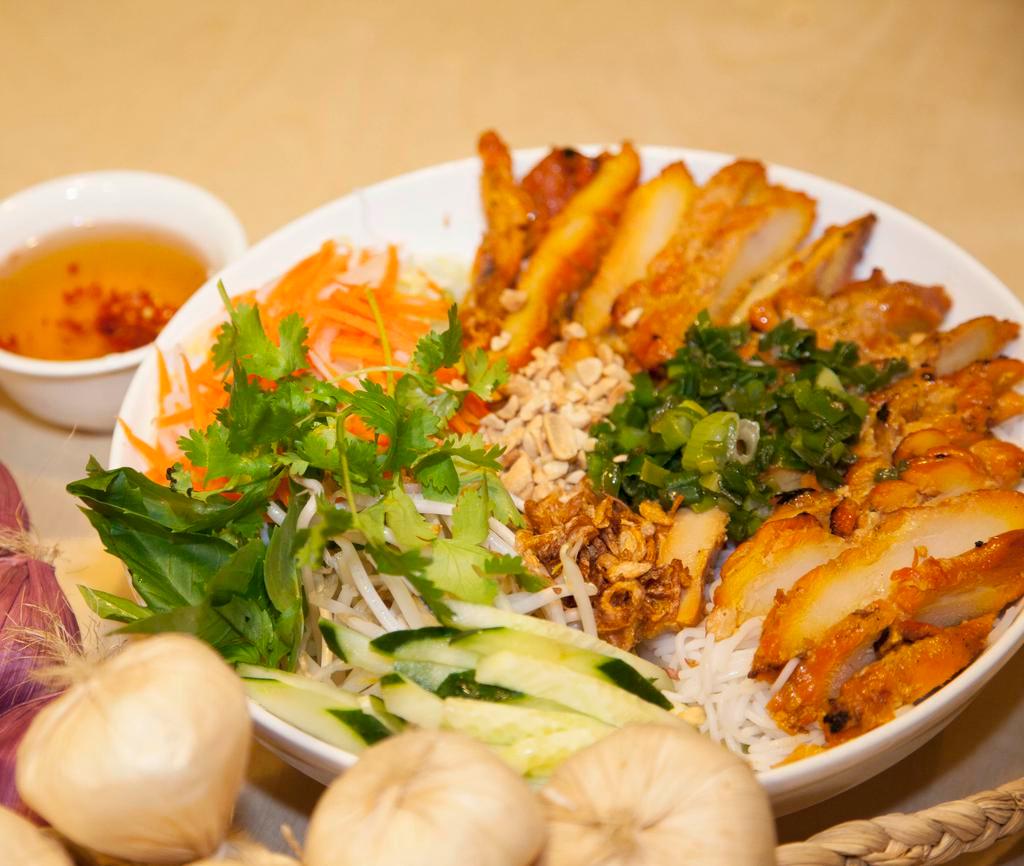 V7. Bun Ga Nuong Xa · Lemongrass chicken served with vermicelli dish.