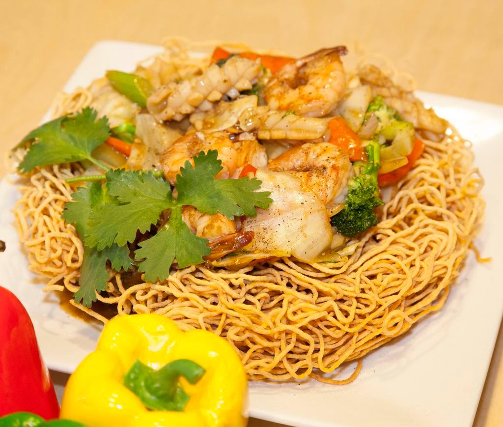 F2. Crispy Noodle · Crispy noodle topped with broccoli, cabbage, carrot, red pepper, mushroom with homemade sauce.