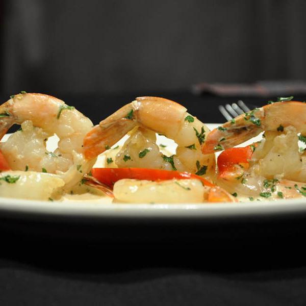Camarones al Ajillo · Shrimps in garlic sauce. En miami or en el resto del mundo esta sigue siendo la forma mas aceptada de combinar and cocinar los camarones.