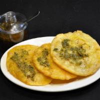 Tostones con Chimichurri · Fried plantains. Es una mezcla deliciosa de una comida tropical con un toque sureno.