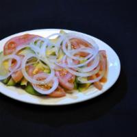Ensalada de Aguacate · Aguacate, tomates, cebollas and aceite de oliva. Una invasion de frescura para el estmago.