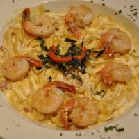 Fetuccini Alfredo con Camarones · With shrimps. Si le gustan los camarones and la pasta, este es su plato. Una de las caracter...