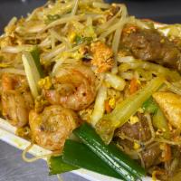 Singapore Mei Fun · Thin white noodle, curry sauce
Chicken, beef, shrimp.
Sesame, mushroom, carrot, celery, scal...