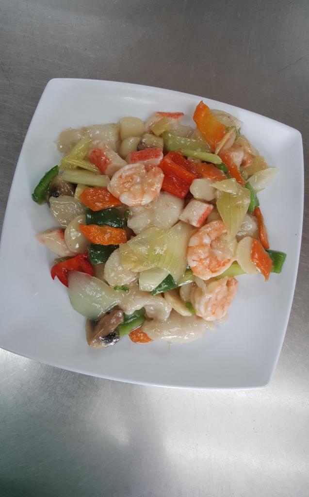 CS10. Seafood Platter · Crabmeat, scallops, fish fillets, squid and shrimp sauteed with vegetables served in a special white sauce.