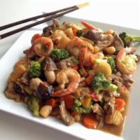 CS11. Happy Family · Chicken, beef, shrimp and scallops with mixed vegetables in special sauce.