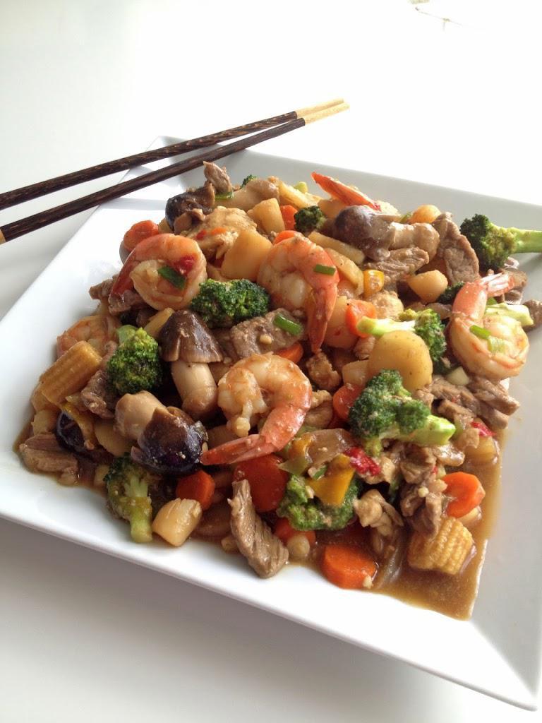 CS11. Happy Family · Chicken, beef, shrimp and scallops with mixed vegetables in special sauce.