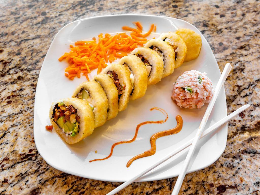 Vaquero Roll · Cowboy roll. Relleno de carne, pollo, tocino, chile caribe y base. Stuffed with meat, chicken, bacon, Caribbean chili and base.