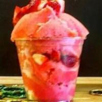 Freski Fresa large · Strawberry shaved ice with fresh strawberry as a topping.