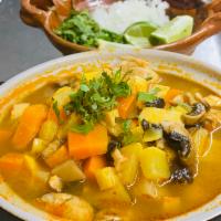 Sopa de Pollo con Vegetales · Soup with chicken and mixed vegetables.