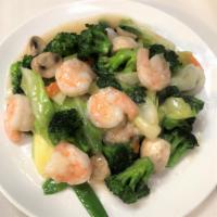 SF4. Prawn with Assorted Vegetables · Prawn with cabbage, mushroom, snow peas, wafer chestnut, carrot, broccoli in garlic sauce.
