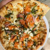 Pizza con Salmone Affumicato · Smoked Salmon, Mozzarella, Goat Cheese, Red Onions, Capers