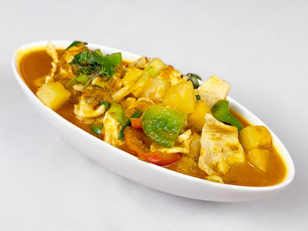 Nenas Chicken (Pineapple Chicken) · 菠蘿雞 — 🇲🇾 Chicken sautéed with pineapple cubes, scallions, lemongrass, and mint, in a mildly spicy Malaysian sauce.