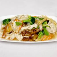 Chicken Chow Foon with Vegetables (in sauce) · 菜雞炒河 — Wide rice noodles with sliced chicken and vegetables, in sauce.