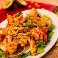 Ensalada De Camarones Al Ajillo · Shrimp in Garlic Butter Sauce Salad