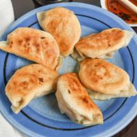 Steamed Pot Stickers 蒸饺 · 6 pieces.