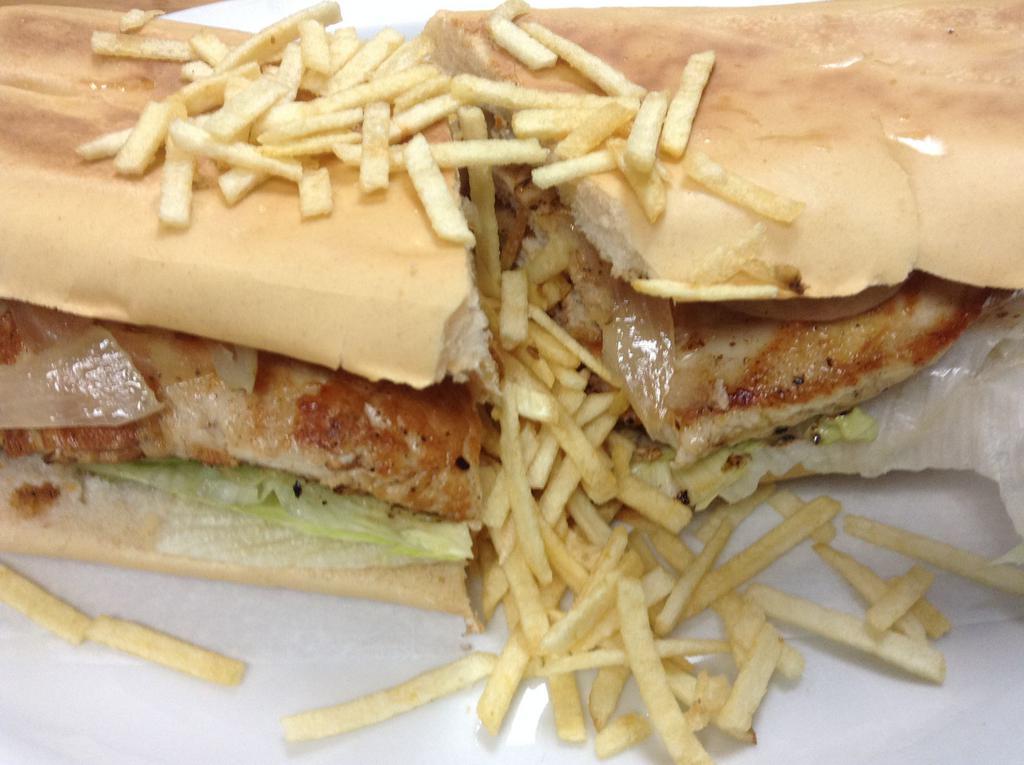 Sandwich de Pollo · Chicken sandwich.