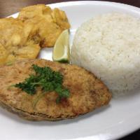 Rueda de Serrucho Frita · Fried kingfish, white rice and sweet plantains.
