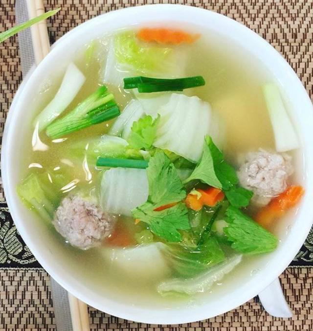 GAENG JEUD · LONG RICE SOUP:  Light chicken broth with long rice, carrots, cucumbers, onions, and celery. Garnished with green onions and cilantro.