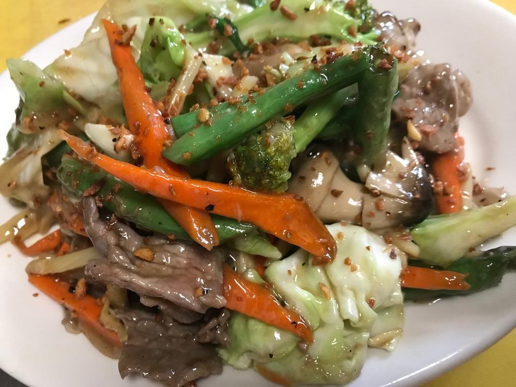 MIXED VEGGIES · PAD RAUM MIT:  Garlic oyster sauce, broccoli, cabbage, carrots, string beans.