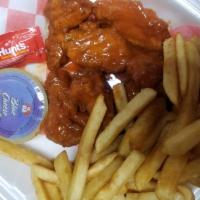 Alitas picantes · Buffalo wings, with french fries and blue cheese
