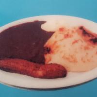 Combinado Una Pupusa (Queso ó R) · Con platanos, frijoles y crema.