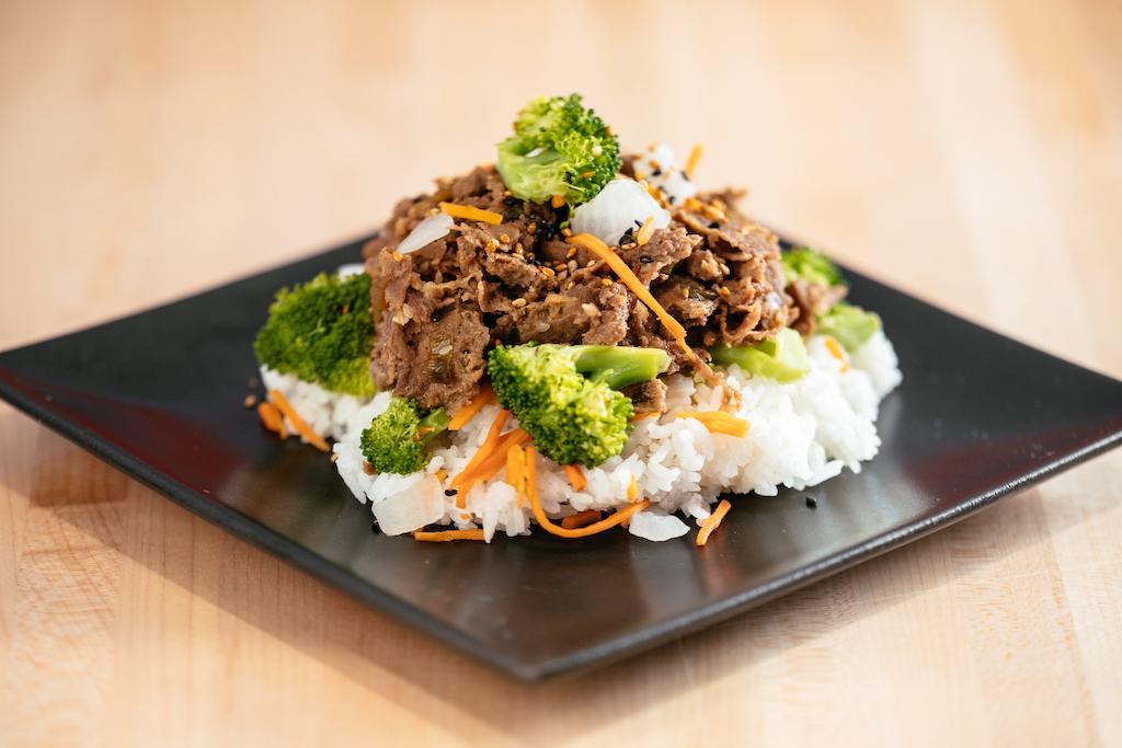 Seoul Beef Bowl · Korean bulgogi prepped with marinated thinly sliced sirloin steak. Served with steamed broccoli, onions and carrots.